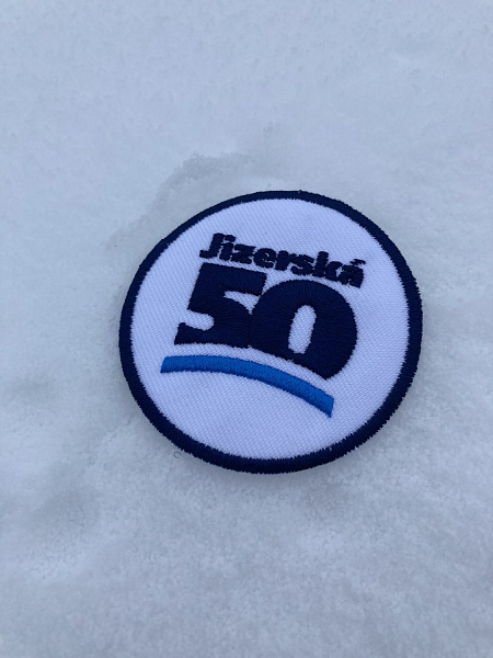 Vyšívaná nášivka Jizerská 50 - barevná s bílým pozadím a zažehlovací folií