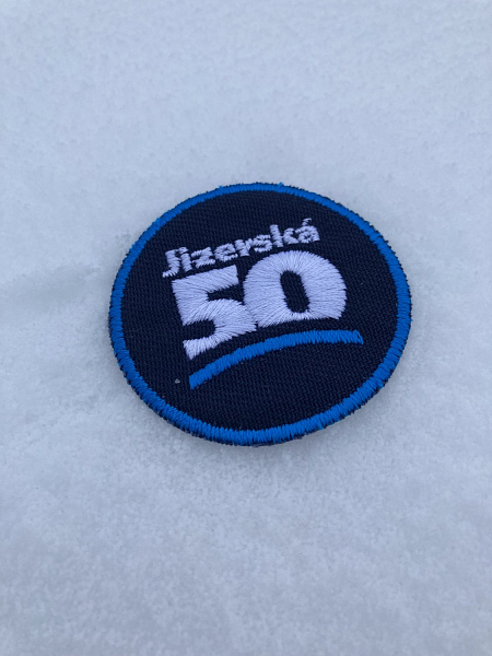 Vyšívaná nášivka Jizerská 50 - barevná s modrým pozadím a zažehlovací folií