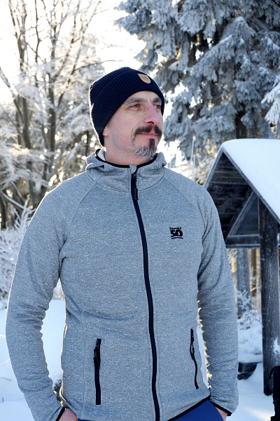 Mikina pánská fleece šedý melír s výšivkou Jizerská 50 - kolekce 2026